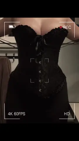 Wanted to do this trend but didn't want to go through the effort of making my face look presentable #corset #nowaist 