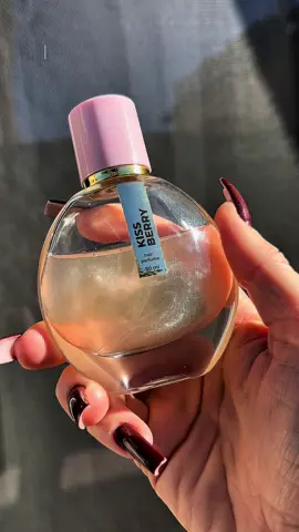 ✨Parfum pentru păr cu sclipici KISS BERRY ✨Note: apă de trandafiri, praline, zmeură. #hair #hairparfume #hairtok 