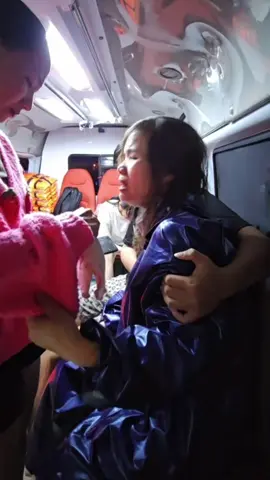 Người mẹ gào khóc khi nghe tin con bị nước cuốn trôi trong lúc đi khám nghĩa vụ quân sự ngay tại Huế . Thương xót lắm huế ơi ##hue