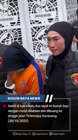 Warga Desa Bojongsari, Kecamatan Tirtamulya, Karawang, digegerkan dengan penemuan jasad bayi laki-laki di pinggir jalan. Bayi malang itu ditemukan dalam ransel hitam, mulutnya dilakban, dan dibungkus kain jarik batik. Kapolres Karawang AKBP Fiki Novian Ardiansyah mengungkapkan, pelaku adalah pasangan Muhammad Ribqi Robani (20) dan Rohimah Dewi Layila (21) yang berhubungan di luar nikah. Karena panik dan malu, keduanya tega mengakhiri nyawa bayi yang baru dilahirkan. Setelah membungkus jasad bayi, pelaku membuangnya sekitar lima kilometer dari rumah. Polisi berhasil menangkap keduanya kurang dari 24 jam dan menjerat dengan Pasal 80 ayat (3) UU Perlindungan Anak, ancaman hukuman hingga 15 tahun penjara. #karawang #tirtamulya #beritakarawang #kriminal #polreskarawang     