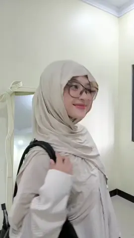 Effortless, Rapi, & Stylish. Pashmina instan yang akhirnya beneran praktis 💕  #pashminainstan 