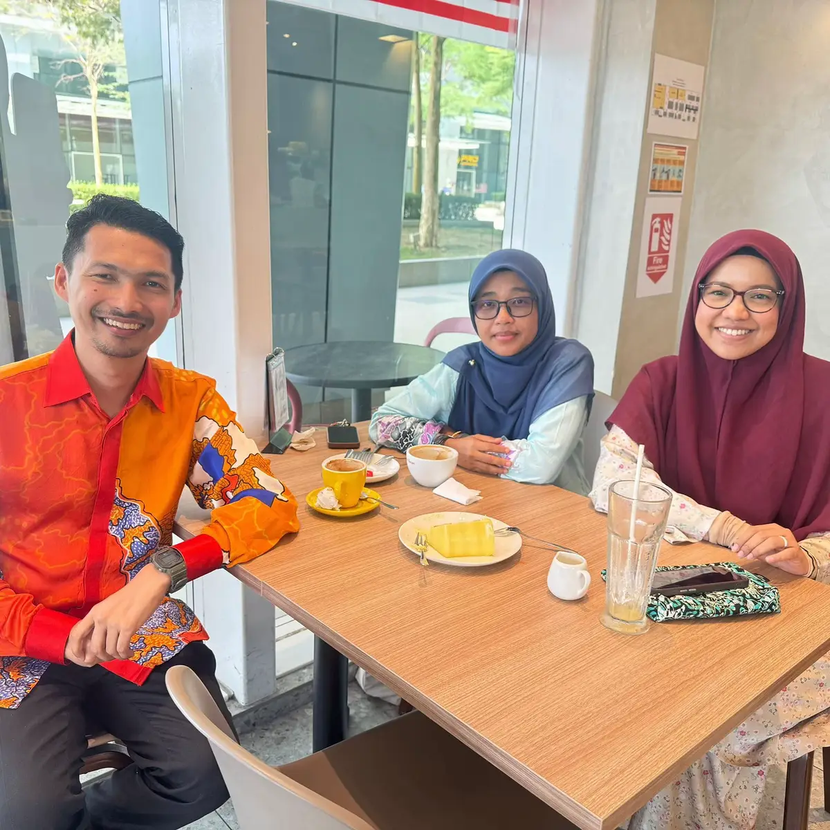 Semakin kita berumur, kita mula sedar bahawa tidak semua yang ramai itu bererti damai. Dulu, kita mahu disukai semua orang, tetapi sekarang kita hanya mahu disenangi Allah dan tenang dengan beberapa jiwa yang membawa kita ke arah-Nya. Makin dewasa, kita tidak mencari “kawan untuk berseronok”, tetapi sahabat untuk mengingatkan. Kita tidak lagi perlukan ramai di sekeliling, kita perlukan yang jujur menegur bila salah, dan mendoakan bila jauh. Allah berfirman: ‎الْأَخِلَّاءُ يَوْمَئِذٍ بَعْضُهُمْ لِبَعْضٍ عَدُوٌّ إِلَّا الْمُتَّقِينَ “Pada hari itu (akhirat), sahabat karib akan menjadi musuh antara satu sama lain, kecuali mereka yang bertakwa.” (Surah Az-Zukhruf: 67) Ayat ini mengingatkan, bahawa tidak semua persahabatan akan kekal di sisi Allah hanya persahabatan yang dibina atas takwa akan bertemu kembali dengan senyuman di akhirat. Pesan Nabi:  “Seseorang itu berada atas agama sahabat karibnya. Maka perhatikanlah dengan siapa kamu bersahabat.” (HR. Abu Daud & Tirmizi) Hadis ini mengingatkan sahabat itu seperti cermin setiap kali kita lihat siapa paling dekat dengan kita, itulah cerminan siapa diri kita sebenarnya. Makin kecil circle, semakin besar tanggungjawab kita untuk menjaganya. Tidak perlu ramai, cukup yang jujur, amanah, dan mengingatkan tentang syurga. Kerana hidup ini bukan tentang siapa yang hadir di hari gembira, tetapi siapa yang masih menggenggam tangan kita saat hati sedang berperang untuk istiqamah. Jaga lingkungan, mereka juga antara yang akan menjadi faktor laluan mana kita berjalan sebelum kembali pulang bertemu Tuhan.  (P/s : Lunch 3 beradik yang masuk ayaq sama, tapi yang bongsu tu makan paling banyak dan paling banyak komen dia gemuk 😂 kakak dengan abang kuruih kering. Depa kata dah 40 takleh makan banyak, depa pi gym. Depa nasihat saya sampai kenyang kena beletiaq)