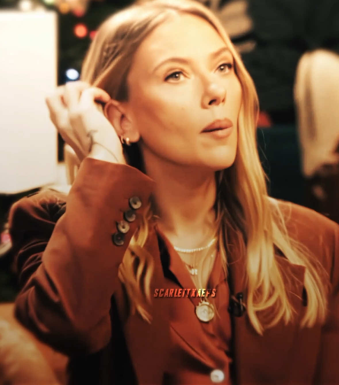 #NEW LOVE HAIR DOWN AND SUIT also her hair is getting so long shes gorgeous #scarlettjohansson #scarlettjohanssonedit #scarjo #natasharomanoff 