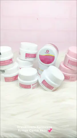 ○ SUNSCREEN & DAY CREAM DRW SKINCARE ○  Untuk kamu yg punya jenis kulit normal / kering sensitif wajib coba nih, pasti kamu bakal ketagihan. Sunscreen & Day cream dari DRW memiliki fungsi dasar sunscreen, yaitu melindungi kulit dari sinar matahari dan memberi kelembaban pada kulit. Secara khusus cream ini juga memberi efek glowing di kulit saat dipakai.  Order & Konsultasi 🛍️🛒  📲 0852 6815 5572 #drwskincare #sunscreennormal #fyppppppppppppppppppppppp #glowing #sunscreen 