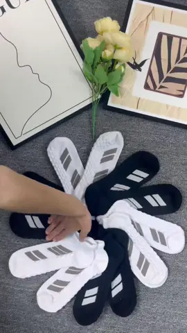 If you walk a lot, make sure to choose the right socks #fashion #recommend #socks #menssocks #footballsocks 