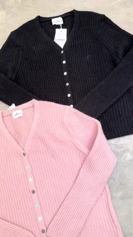 เสื้อคาร์ดิแกนjarinya ดีเทลแต่งกระดุมน่ารักมาก ผ้าไหมพรมนุ่มใส่สบาย ไม่ร้อนไม่คัน💖 #jarinyaofficial #เสื้อผ้าผู้หญิง #เสื้อไหมพรม #เสื้อคาร์ดิแกน #เสื้อแขนยาว 