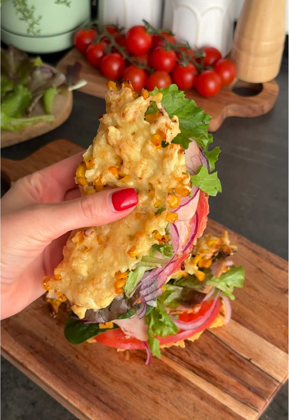Corn Tacos 🌮 Bake sweet corn with cheese on top for 20 minutes at 200°C. Meanwhile, mix mayonnaise with sweet chili and sriracha for the sauce. Add chopped tomato, red onion, ham and crispy lettuce. Assemble the tacos and enjoy while warm. You can customize the filling however you like. Кукурудзяні тако 🌮  Солодка кукурудза, трохи сиру зверху — і в духовку на 20 хв при 200°. Поки кукурудза готується, змішуємо майонез зі sweet chili та шрірача. Додаємо дрібно порізані помідор, синю цибулю, шинку та хрусткі листя салату. Збираємо тако та подаємо теплими. Начинку можна змінювати під свій смак. #tacos #quickrecipe #cornrecipes #easymeals #homecooking 