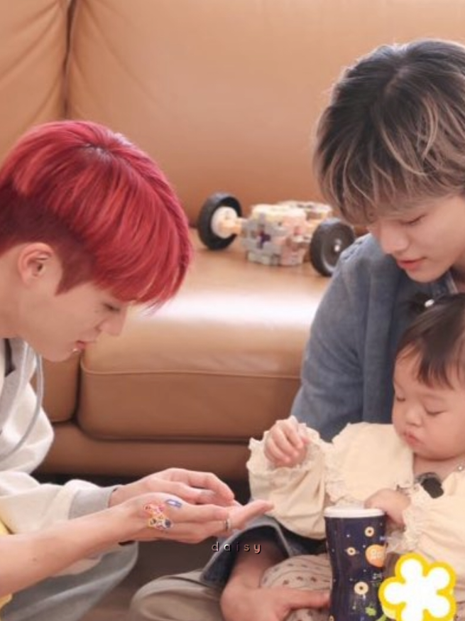 era pacaran ditempelin stiker sama ayang, pas nikah ditempelin stiker sama anaknya 😭 NOMIN ERA KELUARGA BAHAGIAA 😭😭 btw gasabarrrr liat nomin ngemong anakkk 😩 #nomin #jeno #jaemin 