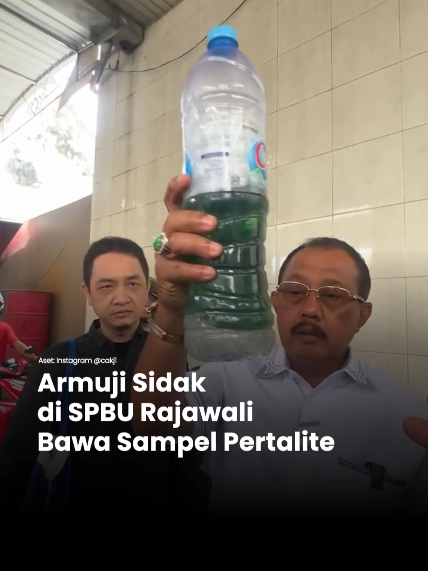Armuji Wakil  Wali Kota Surabaya, Kamis (30/10/2025) mendatangi SPBU di kawasan Rajawali, Surabaya. Ini dilakukannya merespons banyaknya warga yang mengeluhkan kualitas BBM yang diduga menyebabkan motor brebet hingga mogok. Saat mendatangi SPBU tersebut, Armuji membawa sampel pertalite dalam botol. Pada sampel itu terlihat ada cairan bening di bagian bawah botol yang tidak menyatu dengan BBM. Armuji mendesak pihak Pertamina segera menyelesaikan masalah ini. Selain itu, dia juga mengimbau masyarakat meminta struk pembelian saat mengisi BBM, sebagai bukti, serta segera melapor ke SPBU jika kendaraan bermasalah usai mengisi BBM. #Suarasurabaya #Armuji #SPBU #Sidak #Pertalite #Pertamina