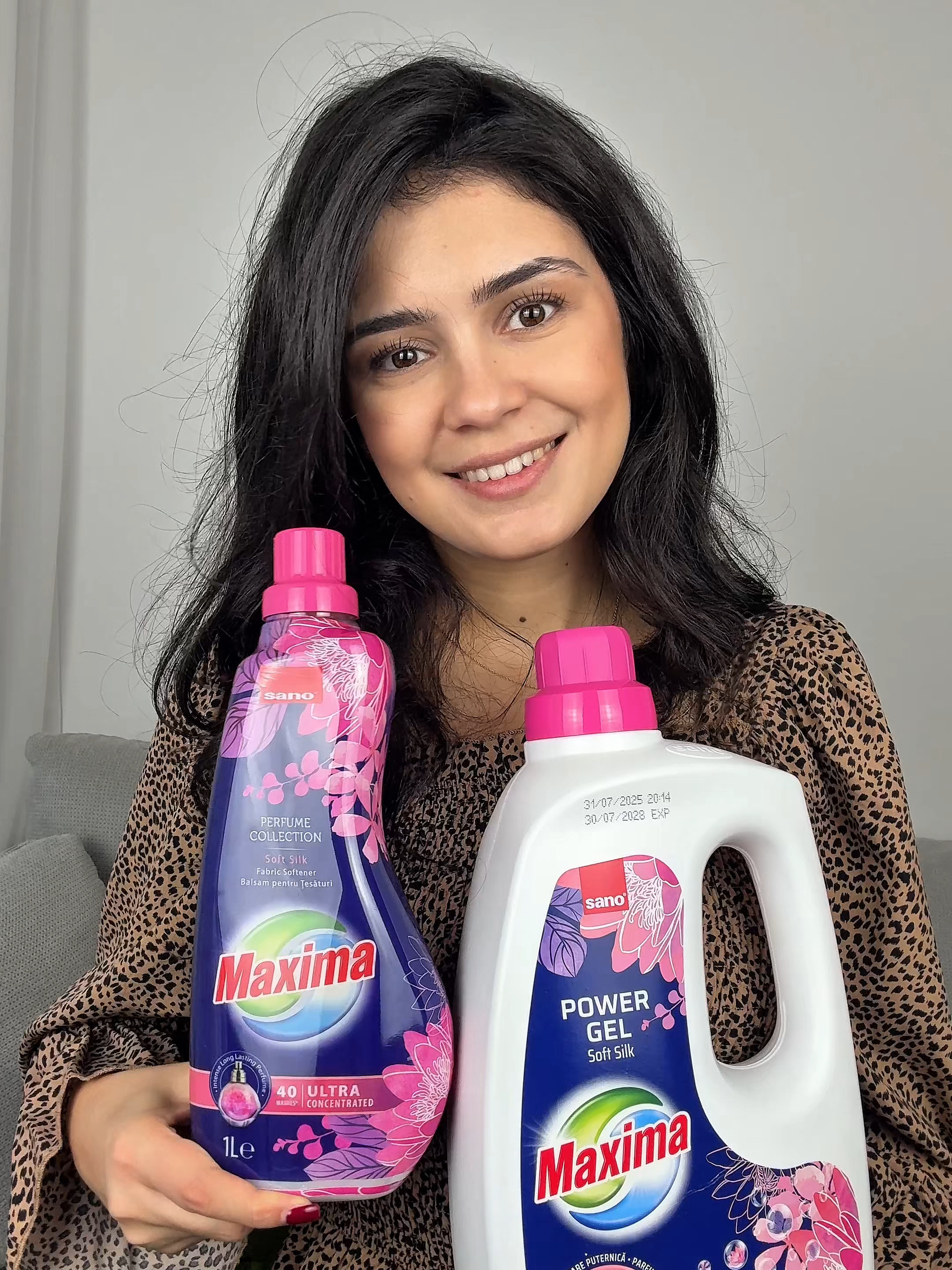 🧺 Rutina mea completă de spălare începe mereu cu Sano Maxima Soft Silk 💖 ✨ Folosesc împreună Detergentul Power Gel Maxima Soft Silk 3L și Balsamul Ultra Concentrat Maxima Soft Silk 1L, ambele cu același parfum elegant, creat de experți internaționali în parfumuri. 🌸 Parfumul Soft Silk este inspirat de florile delicate de migdal, briza proaspătă de primăvară și senzația catifelată a mătăsii — exact ce îmi doresc pentru hainele mele! 🫧 Detergentul Power Gel Soft Silk are o combinație unică de enzime și detergenți care îndepărtează eficient chiar și cele mai dificile pete. Datorită tehnologiei Microcapsules Lock, parfumul este eliberat treptat, oferind o prospețime de lungă durată, iar formula sa curăță eficient la orice temperatură a apei. 💗 Iar Balsamul Ultra Concentrat Soft Silk este atât de eficient încât 1L ajunge pentru până la 40 de spălări. Catifelează țesăturile, le face plăcute la atingere și le oferă un parfum intens, care rezistă mult timp după spălare. 🌷 Împreună, cele două produse creează o rutină completă pentru rufe: curățare, catifelare și parfumare intensă — pentru haine care arată și miros perfect la fiecare spălare! 🩶 Încearcă-le și tu împreună și bucură-te de o experiență de spălare completă cu Sano Maxima Soft Silk! . . . @sanoromania #sanoromania #sanomaxima #detergentsibalsam #maximasoftsilk