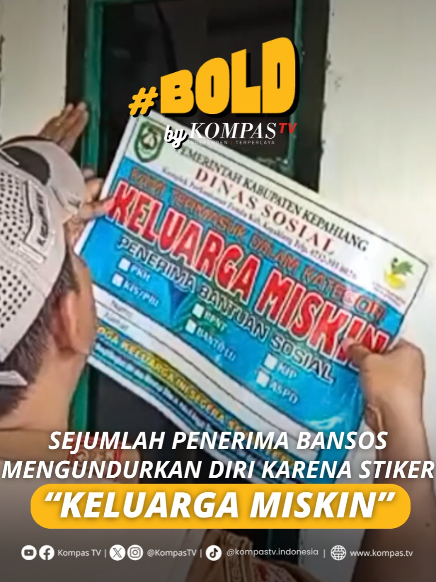 Sejumlah penerima bantuan sosial (bansos) di Kabupaten Kepahiang, Bengkulu, memilih mundur dari daftar penerima setelah rumah mereka ditempeli stiker bertuliskan “Keluarga Miskin” oleh petugas Dinas Sosial setempat. Penempelan stiker dilakukan saat proses pendataan ulang penerima bansos oleh Dinas Sosial Kabupaten Kepahiang.  Pendataan ini dilakukan karena banyak penerima bantuan yang kini dinilai telah mengalami peningkatan kondisi ekonomi. Namun, sebagian warga menolak rumahnya ditempeli stiker tersebut karena merasa keberatan dengan labelisasi itu, meski masih terdata sebagai penerima bantuan. Pihak Dinas Sosial Provinsi Bengkulu menjelaskan bahwa pemasangan stiker merupakan kebijakan masing-masing daerah untuk memastikan program bantuan tepat sasaran. Bagaimana pendapatmu? Simak video selengkapnya dan dapatkan berita terkini lainnya di www.kompas.tv serta youtube.com/kompastv #BOLDKompasTV
