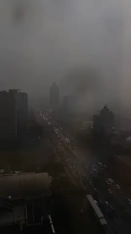 Hujan dengan intensitas tinggi disekitaran wilayah jakarta sore ini kamis 30/10/25. 📽 puthyefriares #jakarta #jakartaselatan #hujan