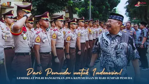 “Dari Pemuda Untuk Indonesia !” Lemdiklat Polri Bangkitkan Jiwa Kepemudaan Di Hari Sumpah Pemuda 	Lembaga Pendidikan dan Pelatihan (Lemdiklat) Polri menggelar peringatan Hari Sumpah Pemuda pada Selasa (28/10/2025) di lingkungan Lemdiklat Polri. Kegiatan ini dihadiri oleh para Pejabat Utama (PJU), para Pati Lemdiklat Polri, para Kepala Sekolah, Kepala Pusdik, Kepala SPN, pengurus Bhayangkari, mahasiswa STIK, Taruna Akpol, siswa SPN, Sepolwan, peserta Dikbangspes, serta masyarakat sekitar. Acara berlangsung meriah dengan penuh kebersamaan dan semangat nasionalisme yang tinggi. 	Dalam sambutannya, Kalemdiklat Polri Komjen Pol Prof. Dr. Chryshnanda Dwilaksana, M.Si, menyampaikan rasa syukur dan apresiasi atas terselenggaranya kegiatan tersebut dengan sukses. Menurutnya, kegiatan ini menjadi wadah untuk mempererat tali silaturahmi, memperkuat kebersamaan antara Polri dan masyarakat, serta menumbuhkan semangat gotong royong di lingkungan Lemdiklat Polri. Ia juga menegaskan bahwa peringatan ini merupakan momentum penting untuk mendekatkan institusi Polri kepada masyarakat sekaligus memberdayakan ekonomi lokal melalui partisipasi UMKM. 	Berbagai satuan pendidikan di bawah Lemdiklat Polri turut menampilkan kreativitas dan kebudayaan khas daerah. Penampilan tersebut di antaranya Tari Saman, Tari Papua, dan Defile Koloni Senapan dari Sepolwan; Tari Kecak dari SPN Polda Metro Jaya; Rampak Beduk dari SPN Polda Banten; serta Tarian Kolosal Medley dari Pusdik Lantas. Kalemdiklat Polri menutup kegiatan dengan memberikan apresiasi kepada seluruh panitia dan peserta yang telah berkontribusi, seraya berharap agar semangat kebersamaan dan rasa bangga terhadap institusi Polri terus tumbuh di setiap insan muda Indonesia.