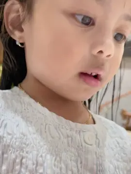 Kita pijitin mama yuk guys! Kasian mama ketiduran di sofa😱😩 #fyp #ameenahannanuratta #azurahumairanuratta #aureliehermansyah10 #attahalilintar 