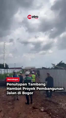 Progres pembangunan Jalan Bojong Gede–Kemang (Bomang) di Kabupaten Bogor tersendat.  Hingga akhir Oktober 2025, pekerjaan baru mencapai 31 persen akibat penutupan sejumlah tambang atau kuari yang menjadi sumber utama material proyek. Kepala Dinas PUPR Kabupaten Bogor, Suryanto Putra, mengatakan penyedia jasa kesulitan mendapatkan bahan seperti tanah urug, agregat, dan beton.  Upaya mencari pasokan dari luar daerah pun belum mampu memenuhi kebutuhan. “Dengan adanya penutupan tambang, tidak ada material yang bisa dibeli. Jadi, pekerjaan ikut terhambat,” ujarnya, Kamis (30/10/2025). Pemkab Bogor kini mengkaji kemungkinan pemberian penangguhan waktu pengerjaan, sambil menunggu rekomendasi inspektorat dan bagian hukum agar sesuai regulasi. Project Manager PT Trimanunggal Karya, Acep Wawan, membenarkan kelangkaan material menjadi kendala utama di lapangan.  “Kita mau cor TPT saja sulit, karena semua bahan seperti beton dan batu split bergantung pada kuari yang ditutup,” jelasnya. Jika kondisi ini berlanjut, penyelesaian proyek sepanjang hampir 4 kilometer itu terancam molor dari target 28 Desember 2025.  Meski begitu, pihak kontraktor menegaskan tetap berupaya menyelesaikan pekerjaan sesuai jadwal sambil menunggu kebijakan baru terkait tambang. Video : Fahriza/MetroBogor .  #jalanbojonggedekemang #jalanbomang #bomang  #penutupantambangbogor #metrobogor  