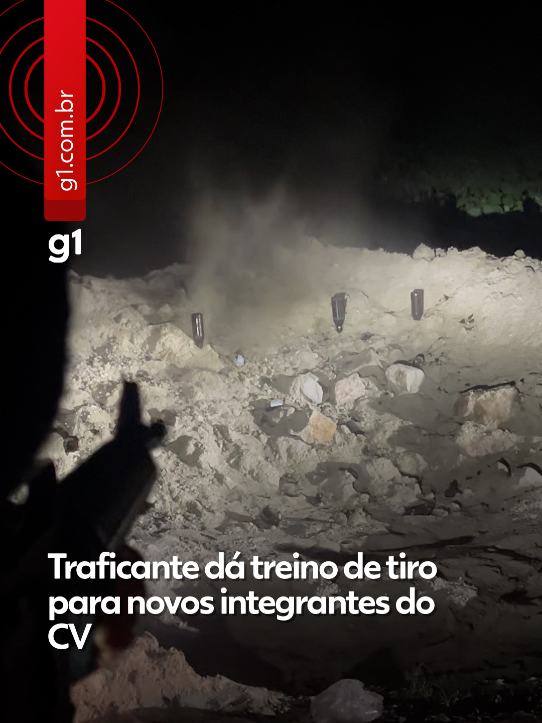 #RiodeJaneiro - Investigações da Polícia Civil mostram que o traficante Juan Breno Ramos, o BMW era o responsável por dar treino de tiros de fuzil a futuros integrantes do Comando Vermelho.  O traficante é um dos chefes da facção que atua nos complexos da Penha e do Alemão, onde ocorreu a megaoperação desta terça. As investigações indicam local do treinamento, como mostra um vídeo obtido pelo g1, é a região da Pedreira, no alto do Complexo da Penha, na Zona Norte do Rio. Nas imagens, é possível ver um jovem atirando contra sete garrafas. Ele acerta o primeiro disparo e erra o segundo. Logo ouve do instrutor: 