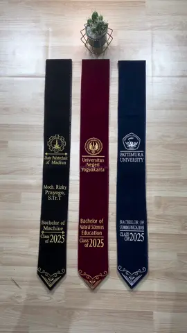 Selempang wisuda motif batik bunga 🎓🎓 Warna bisa kalian request lewat chat toko. Pesan sesuai acara spesial kalian. #selempang #wisuda #selempangleher 