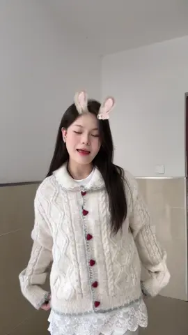 Veewink พร้อมส่งจากกทม เสื้อสเวตเตอร์คอป้านลายถัก กระดุมรูปหัวใจ ทรงหลวมเนื้อนุ่ม สไตล์น่ารักวัยรุ่น ส่งฟรีทั่วประเทศ