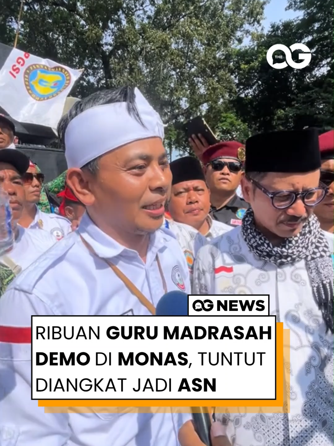 Ribuan guru madrasah dari berbagai daerah memadati kawasan Monas, Jakarta Pusat, Kamis (30/10/2025). Mereka menuntut agar guru madrasah swasta bisa diangkat menjadi PPPK atau ASN, seperti halnya guru di sekolah negeri. Ketua Umum PGMNI, Heri Purnama, menegaskan bahwa para guru hanya ingin diperlakukan setara. “Dasar hukumnya sama, tapi perlakuannya berbeda. Tidak ada kuota ASN untuk guru madrasah swasta,” ujarnya. Selain menuntut pengangkatan sebagai ASN atau PPPK, para guru juga meminta penerbitan SK PPPK tanpa diskriminasi, pelunasan tunggakan inpassing 2012–2014, dan penghentian diskriminasi terhadap guru swasta madrasah. Menurut kamu, apakah pemerintah perlu segera memenuhi tuntutan para guru madrasah ini? Tulis pendapatmu di kolom komentar, ya! Sumber Visual: TikTok/InfoSodong Sumber: Kompas.com #THEOG #OGNEWS #GuruMadrasah #DemoMonas #ASN #PPPK #Jakarta