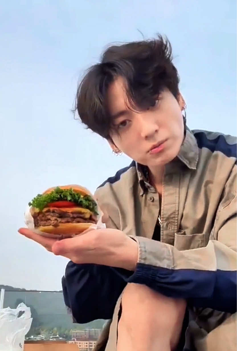 Jungkook + Shake Shack = pure happiness 🍔🍟🥤 #jungkook #정국 #BTS #shakeshack #mukbang 