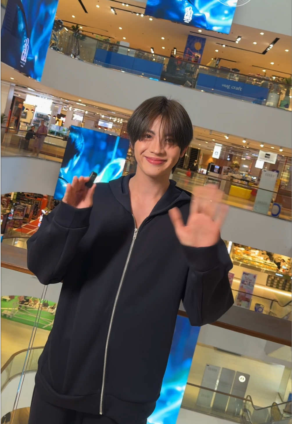 ขอขอบคุณ เฟิร์สวัน วรรณกร ที่แวะมาชมจอ centralwOrld Digital Screen พร้อมฝากเพลงใหม่ล่าสุดจากฝัน ☁️ มาฟังและชม MV เพลง จากฝัน จาก เฟิร์สวัน วรรณกร ใน #CTWMusicNewRelease ได้ที่ 📌centralwOrld Digital Void Screen 📌centralwOrld LED Main Entrance 📌centralwOrld LED Car Park ตั้งแต่วันที่ 27 - 31 ต.ค. 68     #CTWMusicCommunity #centralwOrld #firstone #จากฝันOSTเขมจิราต้องรอด      