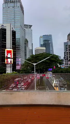 Dukuh Atas Kala Hujan.  Videonya boleh kalian ambil, udah di izinin ga usah di follow. #jakarta #mediawb #fyp #foryoupage #citylights 