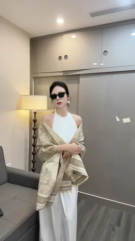 Đi tiệc hay cafe là siêu nổi #khansieucapnalystore68 #lyminhminh #xuhuong2025 #viral #reviewkhansieucapnalystore68 khăn choàng mùa thu đông cao cấp, khăn chất liệu cashmere robe cao cấp 