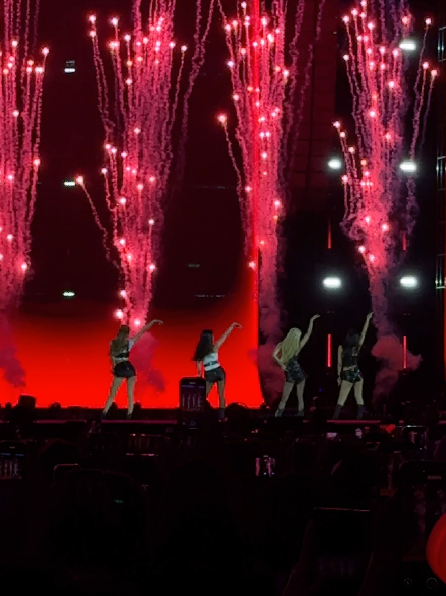 Playing with fire in BKK.  #DEADLINE_IN_BANGKOK #BLACKPINK_DEADLINE_IN_BANGKOK #Blackpink #blackpinkofficial #playingwithfireblackpink 