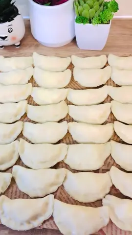 Colțunași cu brânză! Rețeta aluat: 300 ml apă fierbinte, 1 linguriță sare, 2 linguri ulei, făină, 550-600 grame!  Pentru umplutură brânză de vaci + brânză sărată de oi, 1-2 ouă!   #coltunasi #PasiunePentruGust #mancaretraditionala #mancaremoldoveneasca #Reteta    