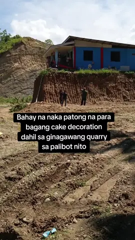 Bahay na naka patong na parang cake decor 😢