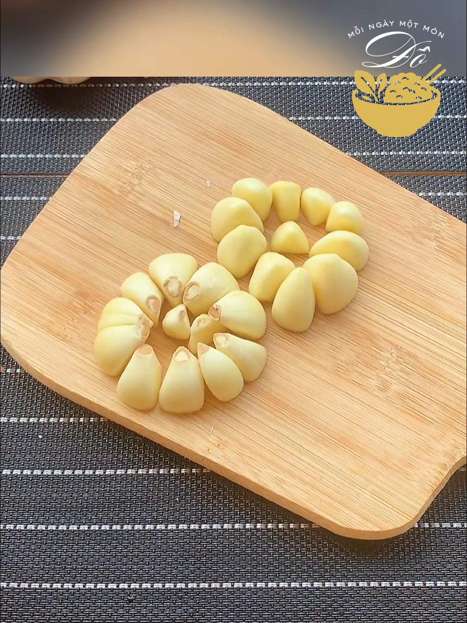 Mẹo nhà bếp hữu ích: vài cách cắt, thái rau củ nhanh và đẹp mắt! Một chút khéo tay, một con dao sắc, và vài bí kíp nhỏ — thế là việc bếp núc trở nên nhẹ nhàng, vui vẻ hơn hẳn! #ĐỗMỗiNgàyMộtMón #MẹoBếpHay #CáchCắtRauCủ #MẹoVặtNhàBếp