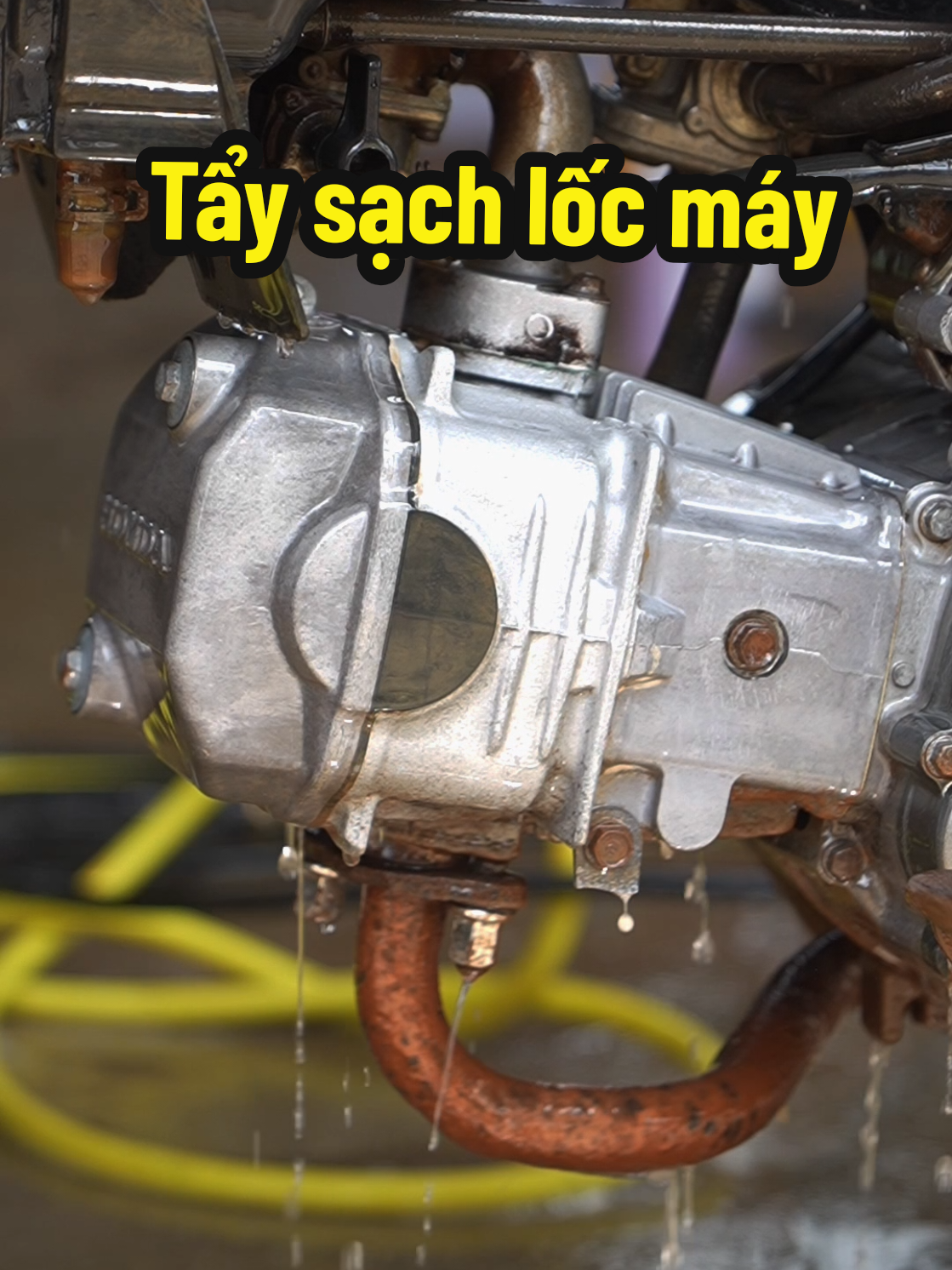 Lốc máy như vậy có gọi là sạch không ae. cách để ae dọn những chi tiết bị rỉ sét ố vàng nhanh gọn lẹ đây nhé. xe sạch bóng luôn #gin47review #gin47 #tayruadanang #chamsocxe #ruaxe 