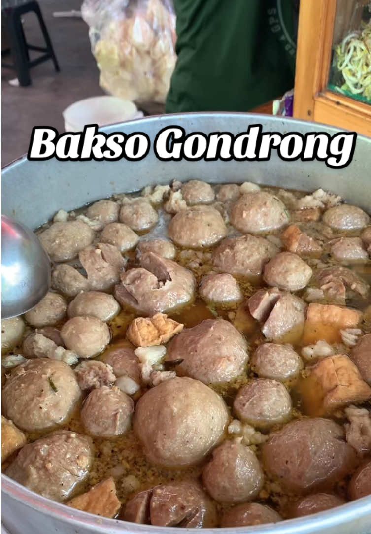 Pecinta bakso wajib cobain. Lokasinya deket stasiun Tebet.  📍Bakso Gondrong Jln. Tebet Raya, Tebet, Jakarta Selatan 💵 Rp24.000 #RedDoorz #RedTravelers #bukasemuapintu 