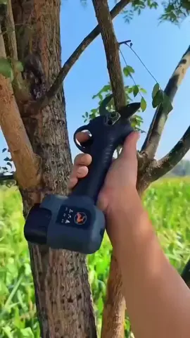 Chega de sofrer na hora de podar! Essa tesoura elétrica sem fio de 48V corta galhos com potência e precisão, ideal pra cuidar do jardim com rapidez e praticidade. Achadinho da Shopee que parece ferramenta profissional! #AchadinhosShopee #JardinagemFácil #ShopeeBrasil