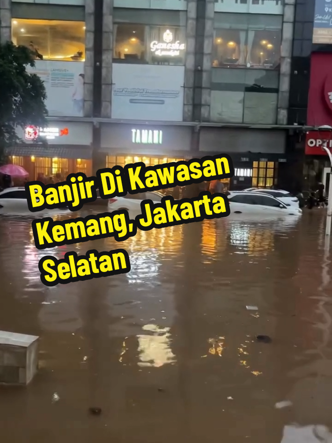 Kamis sore, 30 Oktober 2025, situasi banjir di kawasan Kemang, Jakarta Selatan. Mohon berhati-hati. #kemang #jakartaselatan  ----- Ikuti akun kami untuk update informasi terkini Jakarta dan sekitarnya ----- 📹 : ig via airynryn
