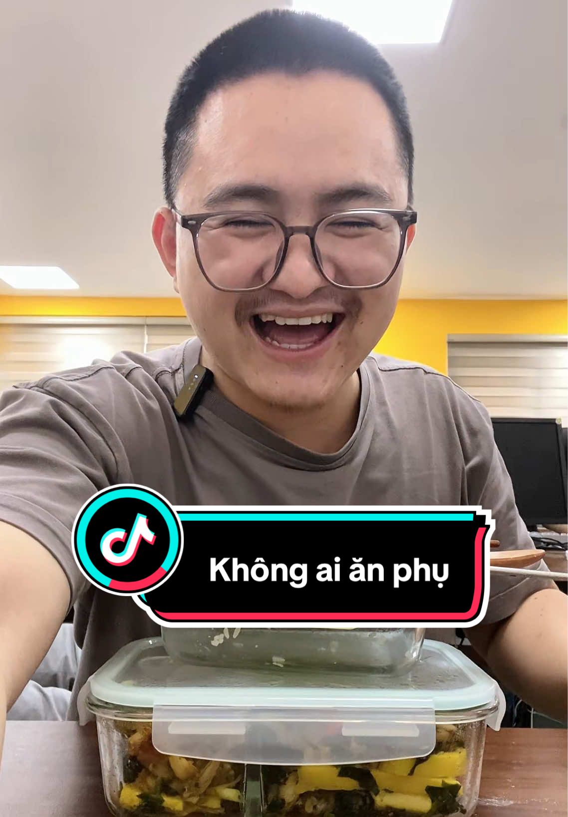 Điều gì sẽ xảy ra nếu không có đồng nghiệp ăn phụ? - Thừa quá trời thừa 😭😭 1. Mình xây kênh ăn cơm văn phòng và trộm vía viral chủ yếu nhờ các video chia sẻ thức ăn với đồng nghiệp. Thế nên mình càng mang nhiều đồ hơn (gấp 2,3 lần lượng ăn bình thường) để có nhiều hơn những khoảnh khắc vui vẻ cùng mọi người. Nhiều lúc mời rát cổ, mọi người mới chịu ăn đó, nhưng cũng né cam rồi 😅 2. Minh Ém (cô hàng xóm nấu ăn cho mình) cũng là 1 người thích nấu nhiều đồ ăn, và rất ủng hộ mình mang đi chia sẻ với đồng nghiệp. Vả lại, ẻm cũng xây kênh nấu ăn nên vô cùng thoải mái với việc này ^^ Cảm ơn mọi người đã quan tâm và hy vọng chúng mình sẽ tiếp tục nhận được sự ủng hộ từ tất cả mọi người. Thank iuuuu 🫶 #cuong10yen #mukbang #mangcomdilam #comvanphong #dailyvlog