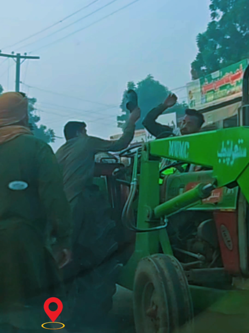 بچوں کا پیٹ پالنے کے لئے مرد کیا کچھ نہیں سہتا۔ حالانکہ یہاں ستھرا پنجاب کے اس ڈرائیور نے بھی بیچ روڈ پر ٹریکٹر روک لر قانون کی خلاف ورزی کی جس کی وجہ سے بائیک کے پیچھے دوسری تیز رفتار بائیک آلگی۔ لیکن پھر بھی کسی طور اس فعل کو بھی جسٹی فائی نہیں کیا جاسکتا۔۔۔ بخاریات