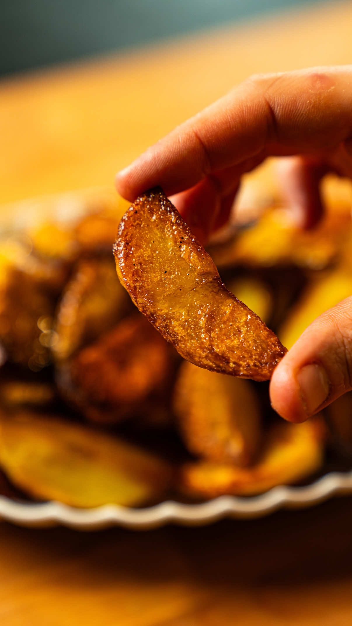 LE MIE PATATE AL FORNO 💥 Dopo avervi fatto vedere il pollo alla cacciatora accompagnato dalle patate al forno, mi avete SOMMERSO di messaggi per avere la ricetta di queste bontà.  Tutti i segreti per farle alla PERFEZIONE, croccanti fuori e fondenti dentro. Golose, salate al punto giuste, una tira l’altra. Fatene un bel po’ perché il tempo di metterle a tavola e già vi sarete fatti fuori mezza teglia.  Ingredienti: 1kg di patate della SILA o ROSSE 2 spicchi d’aglio  2/3 rametti di rosmarino  6/7 foglie di salvia fresca Sale e pepe nero qb. 40gr di parmigiano reggiano  Sale grosso in bollitura. Procedimento:  Importantissima la scelta delle patate, rosse o della Sila, hanno una polpa soda leggermente farinosa. Verranno croccantissime. Togliete la buccia e tagliatele a spicchi grossi, in questo modo non si seccheranno all’interno. Date una sbianchita in acqua abbondantemente salata per 8-10 minuti, fino a quando non riuscite ad inserire la punta del coltello all’interno. Scolatele, muovendole più volte, per far disperdere il più possibile il lavoro in eccesso.  Ben asciutte, potete metterle in una ciotola e condite con tutti gli aromi: rosmarino, salvia e due spicchi d’aglio. Chiudete con un piatto o pellicola e lasciate a marinare e profumare per 10-15 minuti. In questo modo non dovete mettere le erbe e l’aglio anche in cottura che si bruceranno e prenderanno un sapore cattivo.  In una teglia di alluminio grande (nell’alluminio vengono meglio) aggiungete del buon olio extra vergine alla base e tutte le patate, ben distanziate. Non dovete mettere troppe patate su una teglia, idealmente ciascuna patata dovrebbe essere a contatto con la teglia.  Condite con un po di sale ancora, pepe nero, altro olio evo. Uno strato sottilissimo di parmigiano grattugiato per maggiore croccantezza, non tanto, solo per migliorare la doratura. Infornate a 180 gradi per 45 minuti circa. Per metà alla base del forno, per metà sulla parte superiore, in questo modo diventeranno croccanti sopra e sotto.  Ben dorate servitele con le erbe aromatiche fresche. Non avrete bisogno di altro, sarà la cosa più buona del mondo.  #patate #patatealforno 