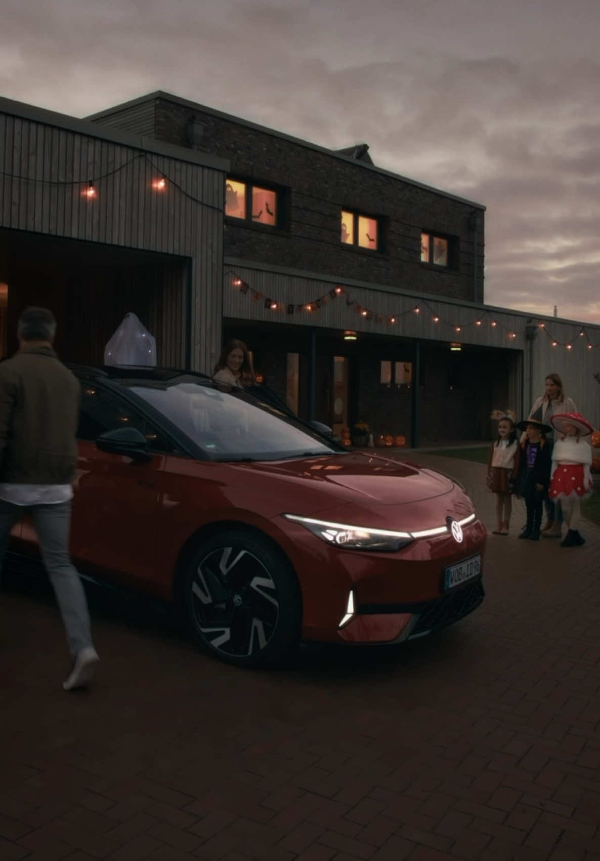 La nostra tecnologia ti assiste sempre. Anche negli scherzetti. Buon Halloween 🎃 #Volkswagen #ID7 #GTX