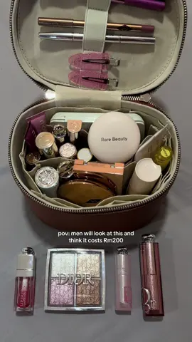 but my makeup bag is below Rm50!! puas hati sbb looks exactly like the saie 🥹🤏🏻 #makeupbag #saie #dupe #begmakeup #saoi 