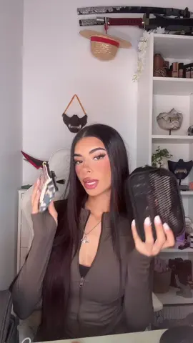 Les essentiels que je prends dans ma trousse pour sortir (make up)  #troussemakeup #maquillage #kodak #sephora  •Poudre compacte @Charlotte Tilbury   •Poudre libre @Huda Beauty  •combo lèvre @YSL Beauty  •crème et deo @Dove Beauty & Personal Care  •Parfums @Kayali  •Brume @Sol de Janeiro  •Musc @Musc Intime 