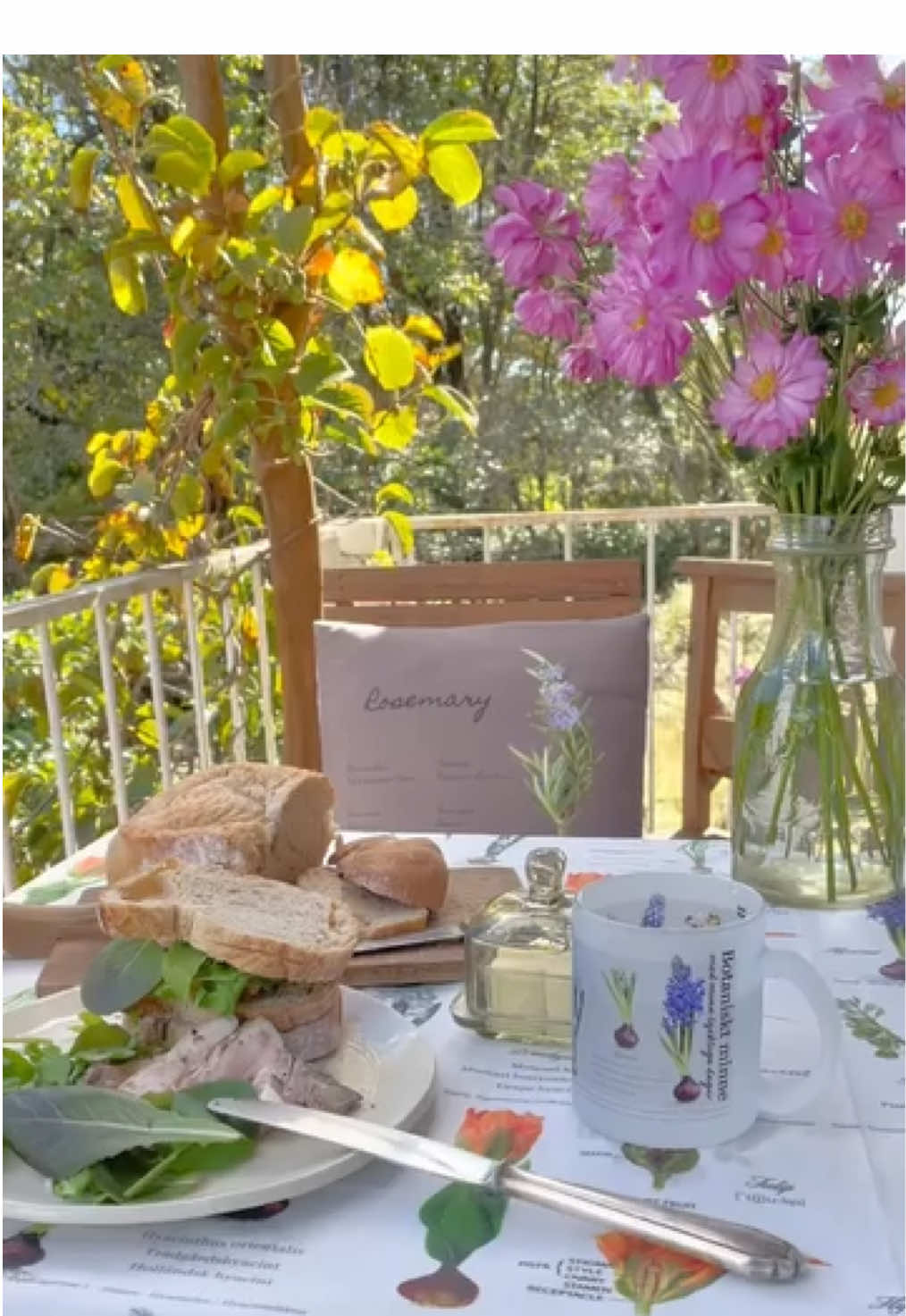 . . . 朝起きてから コーヒーを飲む間以外は かけあし。 ほんと　かけ足で デスクワークにつくと 深呼吸をいくつかしてから はじめる。 いつのまにか　息をするのを 忘れていることがある それは細かい細かい作業の時。 今までは　ぶっ通しで1日を過ごしていたけれど、いつしか 当たり前に昼食をちゃんと食べ、休憩をいれるのが日常になりつつ… ほっ　としている。 あと少し あと少し あと少し と あと少しの後に辿りつくまで あと少し #ハーブ料理  #日常vlog  #ベランダ  #バルコニー  #ローストポーク 