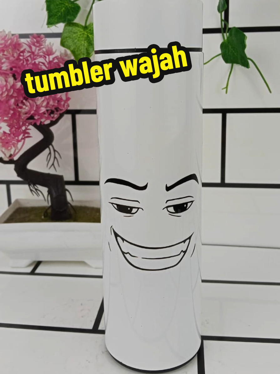 Lagi diet, tapi botol minum malah senyum menggoda kayak gini... 🍫 Apa nih yang mau kamu isi di botol ini? #DietMulaiBesok #BotolLucu #Keseharian #RelatableContent #Ngakak 