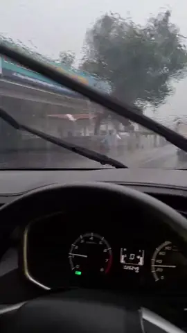 Aku Pernah Mencintainya Sederas Hujan,Tapi dia Lebih Memilih Untuk disamber Petir🙆