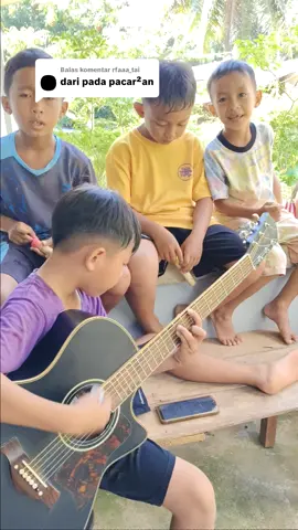 Membalas @rfaaa_tai nyanyi lagu Pacar-pacaran boleh kali ya😁..  #belajargitar #semangatberjuang #trend #trend #viral 