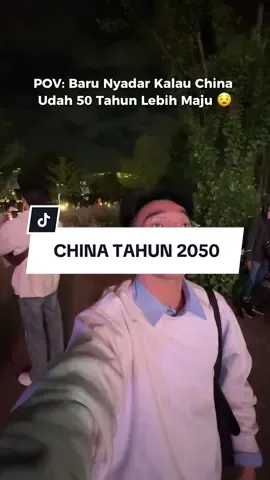 Kalau kamu jalan-jalan ke kota besar di China seperti Shenzhen, Shanghai, atau Hangzhou, rasanya benar-benar seperti melihat masa depan. — Mulai dari transportasi umum tanpa sopir, pembayaran serba digital, sampai robot yang bantu di restoran dan rumah sakit — semua sudah jadi bagian dari kehidupan sehari-hari. — China bukan cuma fokus pada pembangunan fisik, tapi juga terus berinovasi lewat teknologi, AI, dan sistem kota pintar (smart city). Yang menarik, semua kemajuan ini berjalan beriringan dengan keteraturan dan efisiensi yang luar biasa. #SandyInChina #China2050 #KotaMasaDepan #FuturisticCity #LivingInChina 