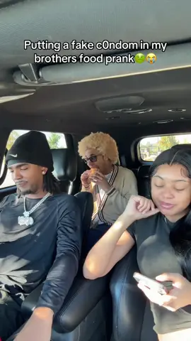 Fake rubber prank🤣🤣#funny #prank #prankvideo #fyp #funnyvideos #prankvideos 