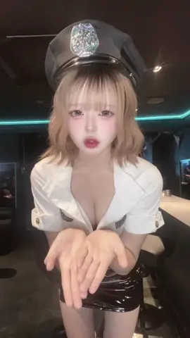 去年幼児体型でバズったけど少し成長‼️ って言いたいけど靴下4枚つめた。。。。 #ハロウィン #ハロウィン仮装 #ポリス 