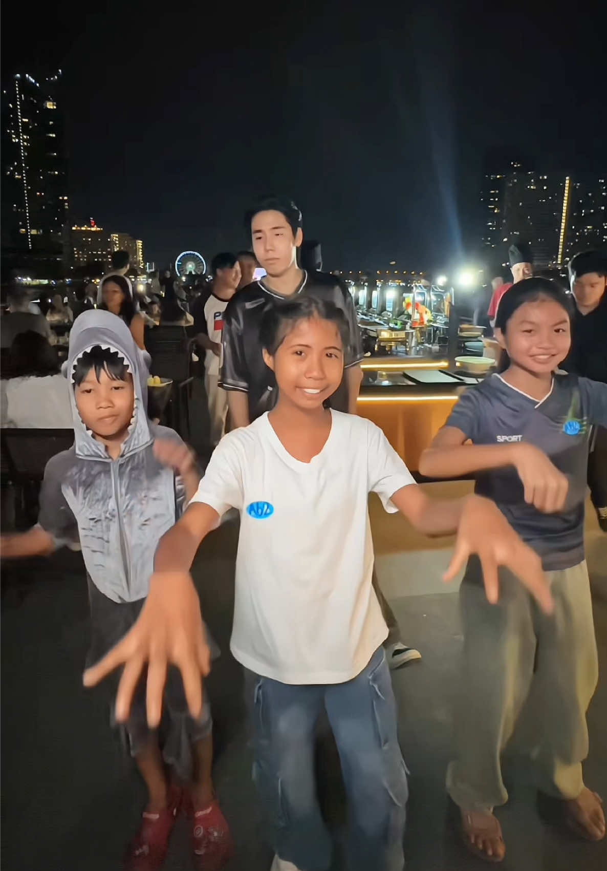 วันนี้มีเพื่อนเต้นแล้วค่ะทุกคน🎶🕺💃🏻🤣  @SPD No.1  #น้องฟ้าใส #spd #น้องฟ้าใสเด็กเก็บขยะ #เต้น 