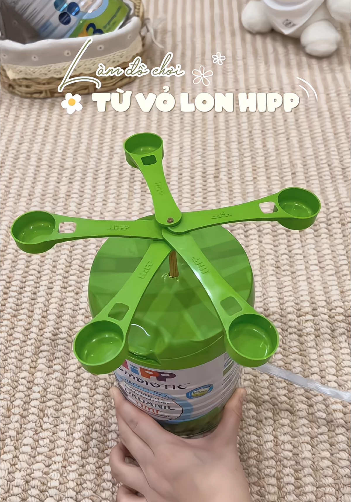 Hết sữa rồi cũng quyết ko tha cho lon HiPP - Làm ngay món đồ chơi ko mất đồng nào cho con😙Có vậy thui mà Đậu nó khoái cái hộp chong chóng này đó!! #HiPP #HiPPOrganic #TaiSuDungLonSuaHiPP